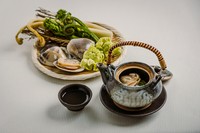 旬を迎える山菜をふんだんに盛り込み、春の芽生えを感じる土瓶蒸しにしました。
蛤の出汁の旨味と山菜のほろ苦さを楽しんでいただく一品です。

