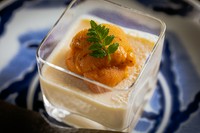 西京味噌とクリームチーズを合わせほんのりとした甘さの冷製茶碗蒸しに、塩味を利かせた酒盗卵黄ソースを合わせました。旨味、甘味、塩味の絶妙なバランスをお楽しみ下さい。