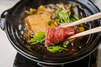 脂身が少なく旨味のある尾崎牛の外ももを、味噌だまりで調味した割り下で
召し上がって頂く一品です。牛肉や野菜を加えることで次第に変化していく
割り下の複雑な味や風味を是非ご堪能ください。
