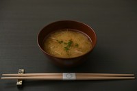 ひかり味噌の長期天然醸造味噌と煎り大豆のお出汁で仕立てたお味噌汁