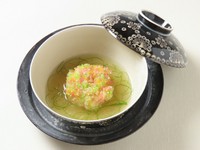 丸々太った雲子に衣をくぐらせ、華やかな色どりのあられを纏わせて揚げました。
色とりどりの霰は、冬の夜に輝くイルミネーションをイメージしています。
