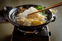 喉黒や九絵の骨を焼いて煮出した潮出汁をベースに白味噌の上澄み出汁を取り、小鍋に仕立てました。