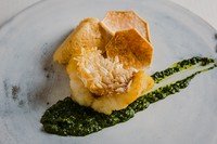 鱗は高温でたたせパリパリに、身は低温でしっとりと揚げた甘鯛を二色のソースで
お召し上がりいただきます。三年熟成の味噌を使用した味噌ムースと少し苦みの
ある春菊のソースとお楽しみください
