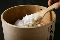 土鍋で炊いたササニシキをおひつでご用意させて頂きます。