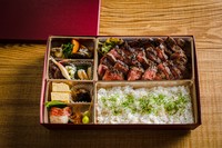 奇跡の和牛、宮崎産「尾崎牛」は舌にとろける肉質です。ジューシーに焼き上げ贅沢に盛り付けました。