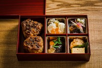 出汁で炊いたご飯に銀座?特選味噌を塗り焼き上げました。香ばしい焼きおにぎりと、色とりどりのお惣菜を手軽にお楽しみいただけるお弁当です。