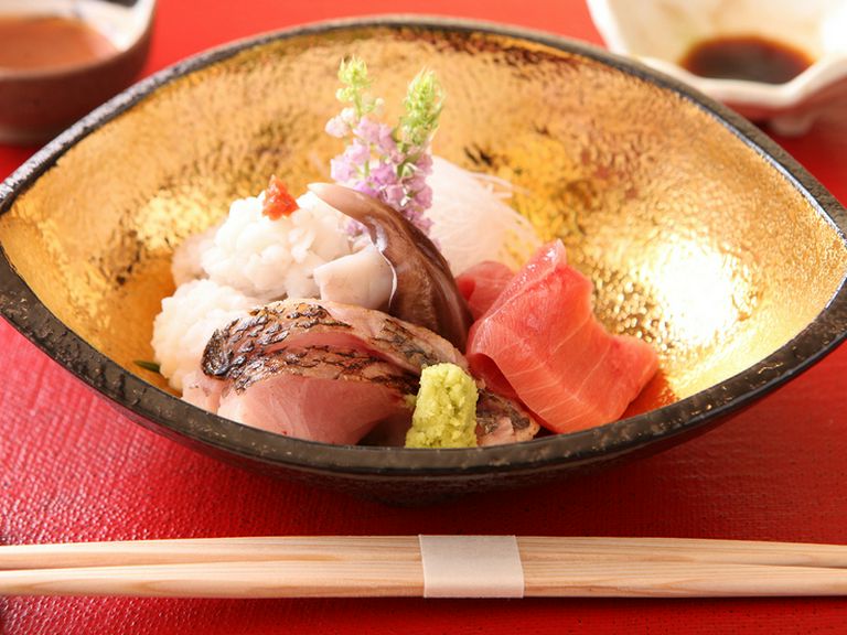 豊洲市場からその日届いた旬の鮮魚を、予算に応じて色鮮やかに盛り合わせる『お造り盛り合わせ』