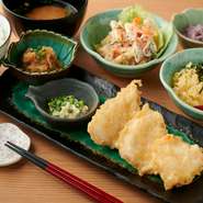 徳島の地鶏「阿波尾鶏」を使った一品です。ジューシーでやわらかな肉質が天ぷらに最適で、人気のメニューです。