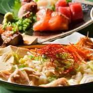 鳥取県の銘柄鶏「大山地鶏」を贅沢に使用したあったか鍋メニュー。プリプリの鶏肉は噛むほどにジューシーで味わい深いおいしさです。身体に染み渡る優しいスープも魅力。