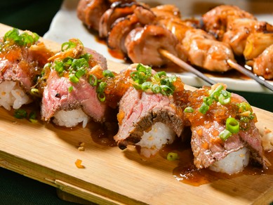 ボリュームたっぷり。贅を尽くした一貫を頬張る幸せ『肉寿司』