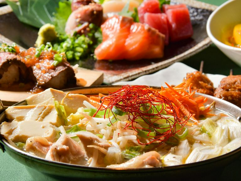 ジューシーな鶏肉の旨みがギュッと凝縮された『大山地鶏鍋』