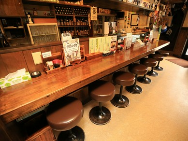 サク飲みにもピッタリ。店主との会話も楽しめるカウンター