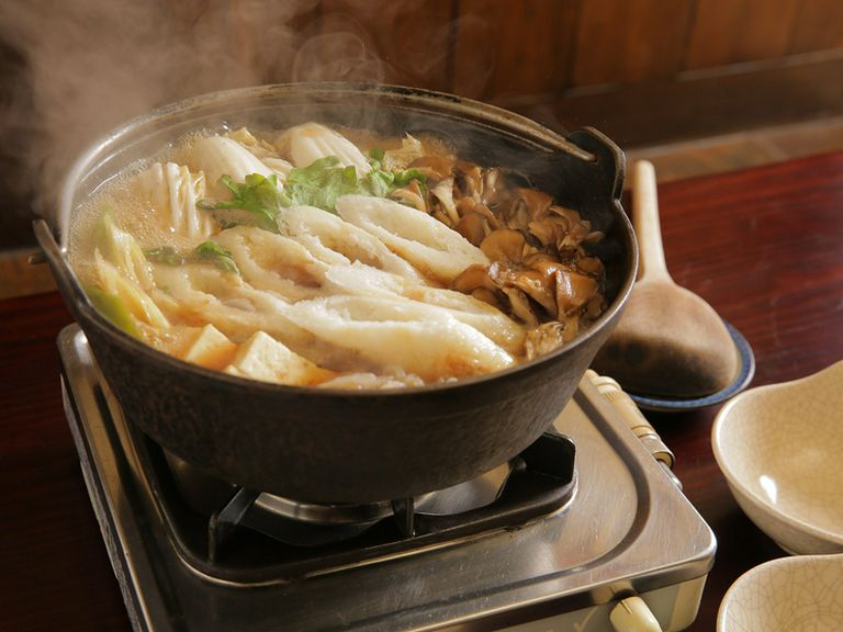 比内地鶏の旨みと弾力がやみつきに!  あえて米の粒感を残した本場きりたんぽ『きりたんぽ鍋比内地鶏』