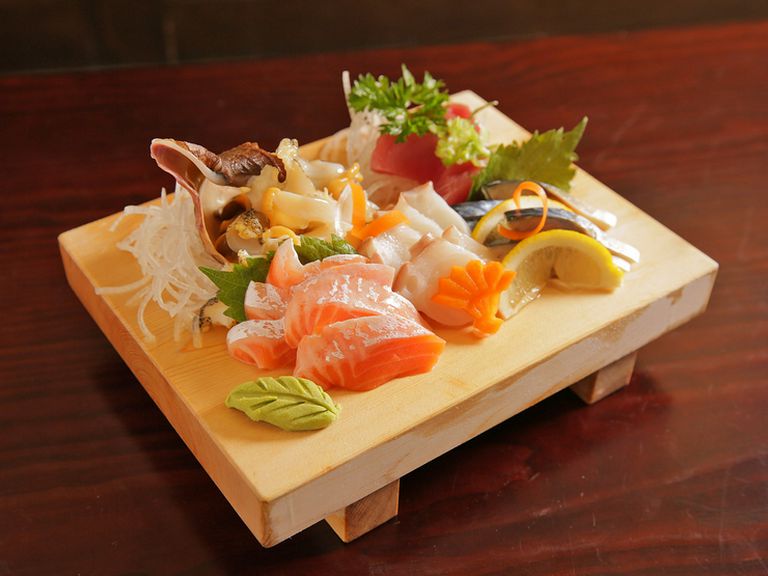 信頼を置く卸店からその日仕入れた鮮魚を、予算や好みに合わせて盛り合わせ『お刺身盛り合わせ』