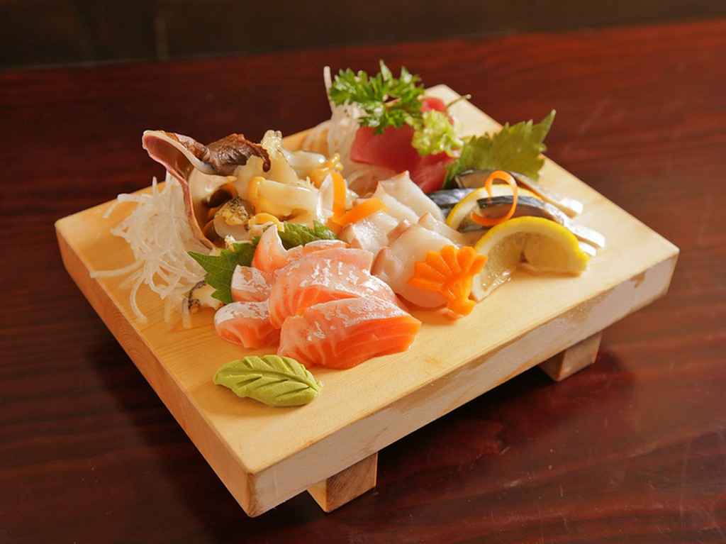 信頼を置く卸店からその日仕入れた鮮魚を、予算や好みに合わせて盛り合わせ『お刺身盛り合わせ』