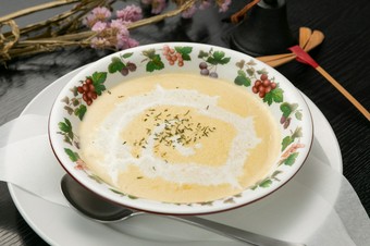 コーンが濃厚！自家製ホワイトソースの実力が存分に発揮された『コーンクリームスープ』