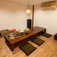 テーブルを囲み、家族の食事を楽しい時間に。お子様はご飯が終わればおもちゃもあるプレイルームへ！
親御さんはゆっくりとお酒を！