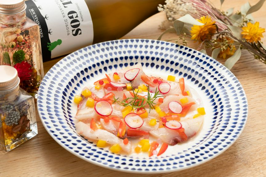 地元産をメインに旬の新鮮な魚介を使った『鮮魚のカルパッチョ』