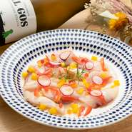 写真は鯛のカルパッチョ。プリッとした食感、素材の旨みや甘みがダイレクトに楽しめます。素材は季節や仕入れ状況で変わります。