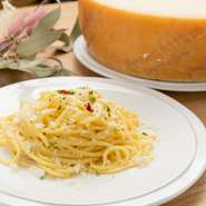 シンプルなレシピながら深い味わいのペペロンチーノ。イタリア産ペラゲッティーノチーズ（パルミジャーノ・レジャーノのおいしさを1/4の大きさに閉じ込めたチーズ）が風味を引き立てます。パスタは生パスタを使用。