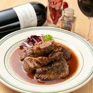 じっくり長時間煮込んだ牛バラ肉は、とろけるような柔らかさで口の中に旨みがいっぱいに広がります。週替わりで、牛肉や豚肉、ジビエなど、こちらも仕入れた肉を食材に合わせたソースでじっくりと煮込んでいます。