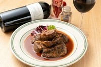 じっくり長時間煮込んだ牛バラ肉は、とろけるような柔らかさで口の中に旨みがいっぱいに広がります。週替わりで、牛肉や豚肉、ジビエなど、こちらも仕入れた肉を食材に合わせたソースでじっくりと煮込んでいます。