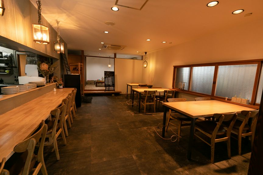 ゆったりした配置の店内スペース。各テーブル間も広々