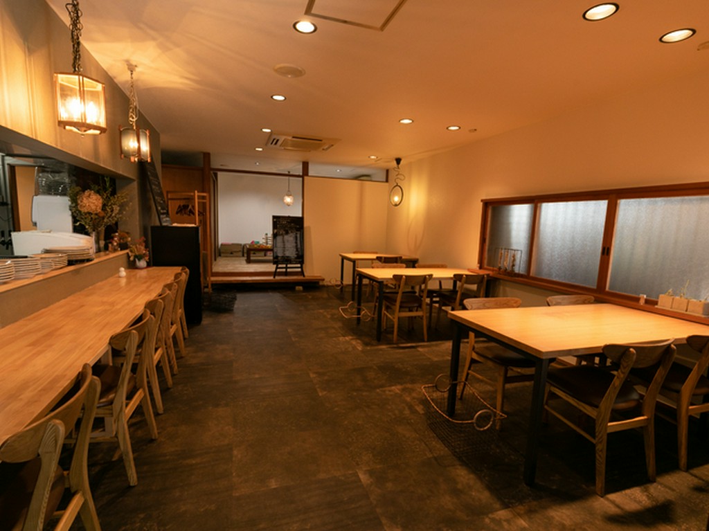 ゆったりした配置の店内スペース。各テーブル間も広々