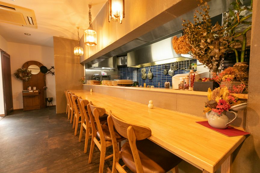 ライブ感のあるカウンター席。調理の様子も楽しめます