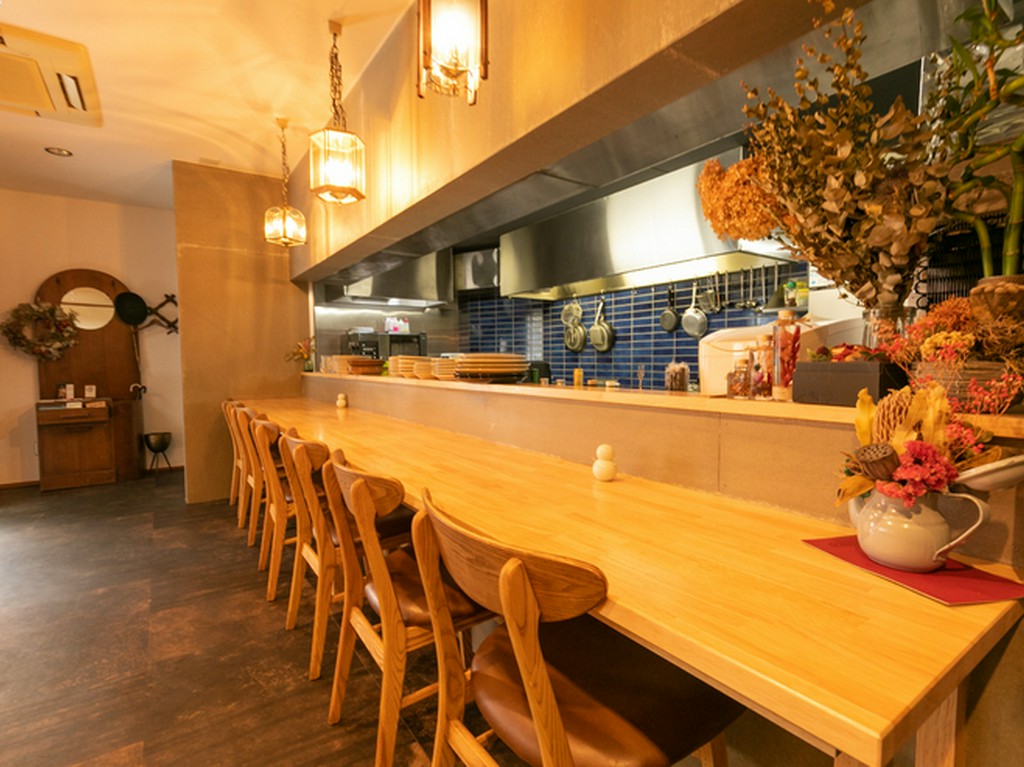 ライブ感のあるカウンター席。調理の様子も楽しめます