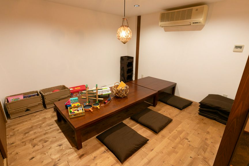 食後に玩具で遊べるキッズスペース。親御さんは一息を