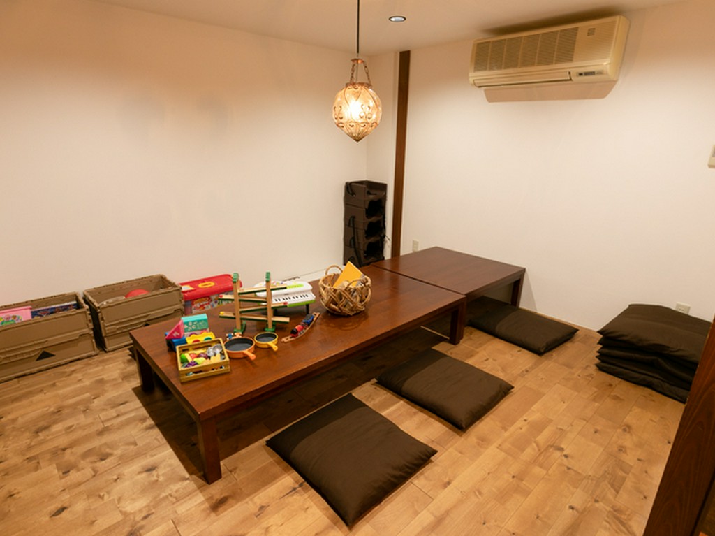 食後に玩具で遊べるキッズスペース。親御さんは一息を
