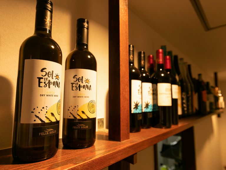 カジュアルに飲めるお酒が取り揃えられリーズナブルに楽しめます