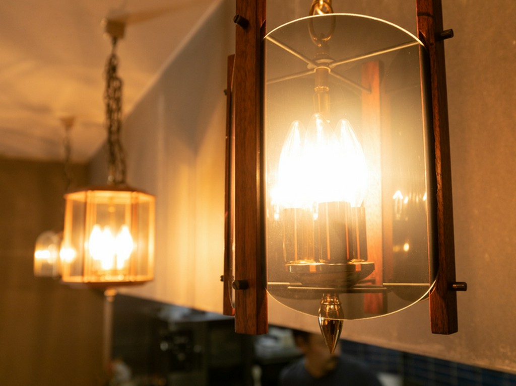 ほのかな明かりが店内でのくつろぎのひとときを演出