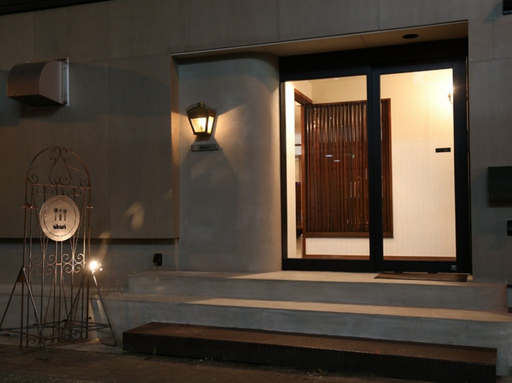 商店街から路地に入るとうっすらと明かりが灯る看板が目印