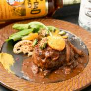 厳選した牛肉だけを使って作るこだわりのハンバーグを鉄板で焼き上げるのがこの店のスタイルです。脂身と赤身のバランスが抜群で、ステーキ感覚で楽しめる一品。深みのある自家製デミグラスソースでいただきます。