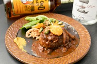 厳選した牛肉だけを使って作るこだわりのハンバーグを鉄板で焼き上げるのがこの店のスタイルです。脂身と赤身のバランスが抜群で、ステーキ感覚で楽しめる一品。深みのある自家製デミグラスソースでいただきます。