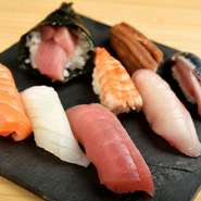 職人の握る本格寿司7巻と太巻き、赤だしがついた贅沢なセット。良心的な価格で職人の技を堪能できます。
