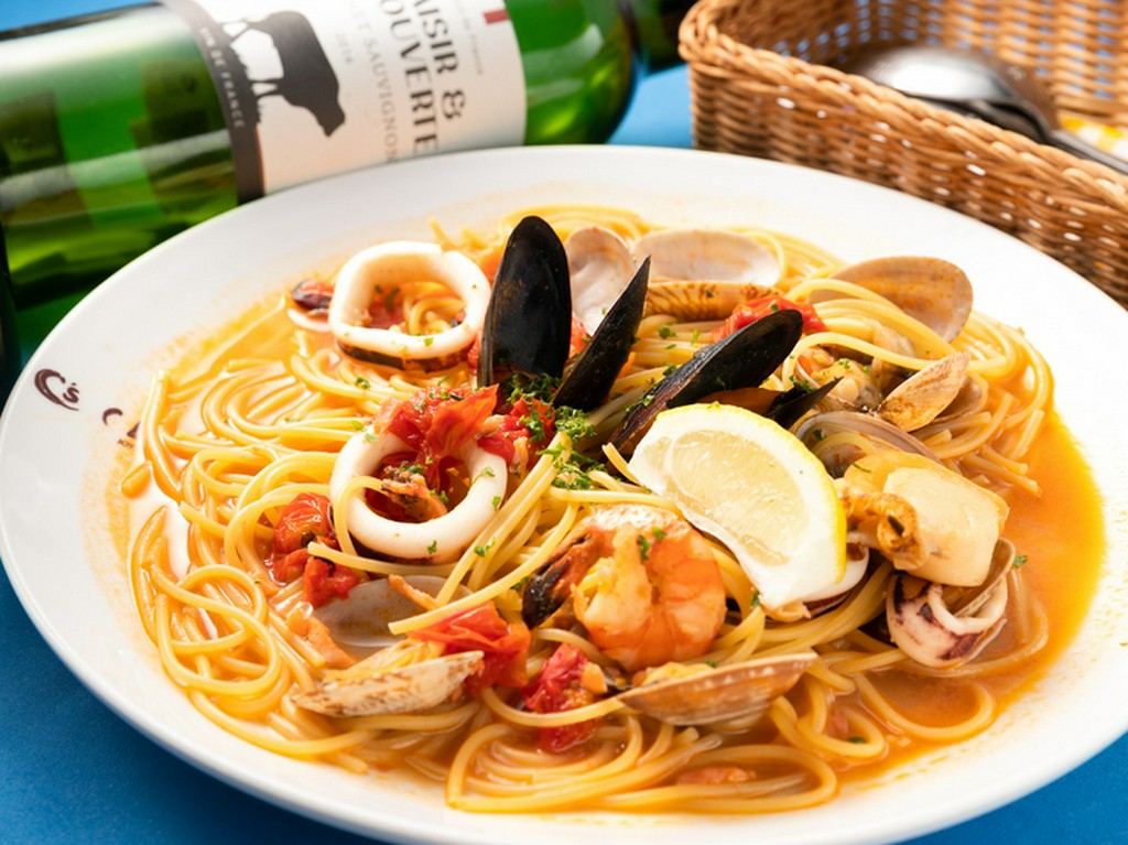 魚介から出たスープの濃厚な旨みが堪能できる『シーフードトマトガーリックソース』