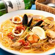 あさり、海老、ムール貝など、6種類のシーフードがたっぷりと入った贅沢パスタ。魚介から出たスープの濃厚な旨みとガーリックの風味が見事に調和しています。お好みでレモンを絞ってどうぞ。