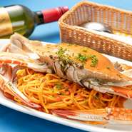 瀬戸内海で水揚げされた渡り蟹を丸ごと一匹使った、目でも楽しめる贅沢な一皿。蟹の旨みをギュッと凝縮した、まろやかなソースがしっかりとパスタに絡んだ、地元ならではの絶品メニューです。