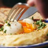 卵やオイルをブレンドしているこだわりの自家製マヨネーズをたっぷりと入れています。ジャガイモは、マッシュポテトのような舌触りの良さが特徴。半熟卵を割り味変を楽しむのもオススメです。