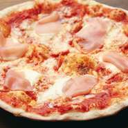 生ハムの自然な塩味と、ふんだんに使用したマスカルポーネのまろやかな味わいが絶妙なハーモニーを奏でています。数あるピッツァメニューの中でもダントツの人気No.1。