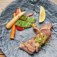 栗を食べて育つ高級なスペイン産の白豚「ガリシアポーク」。きめ細かな肉質と甘みのある脂が特徴です。味付けは塩＆胡椒のみで、素材の持ち味を活かしています。添えられたレモンを搾りさっぱり味にも挑戦。