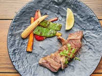 滴る脂の甘みも残さず全て味わいたい『スペイン産ガリシアポークのロースト』