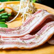 大分県産の銘柄豚『米の恵み豚』を使用。コチュジャン、サムジャン、白髪ネギを巻いて、ゴマ油をさっとつけて。外はカリッと、中はジュワッとなるように焼くのが一番。厳選された肉の旨み、脂の甘みが際立ちます。