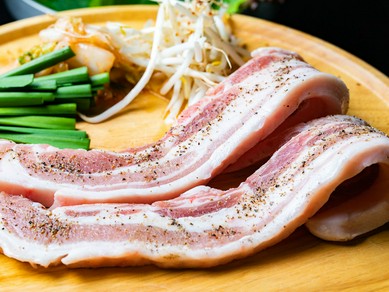 ジューシーでボリュームたっぷりの厚切り豚肉を新鮮な野菜とともに（２人前）『サムギョプサル』