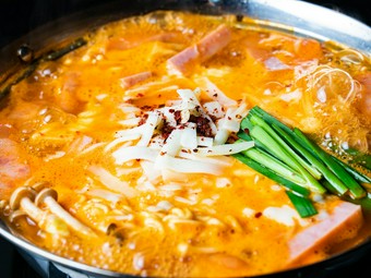 若者に大人気！　ソーセージやラーメンが入った、ガツンとパンチのきいた鍋（２人前）『プデチゲ』