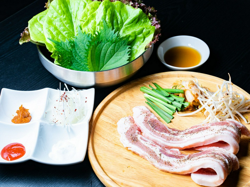 新鮮なサンチュやエゴマの葉とともにどうぞ！