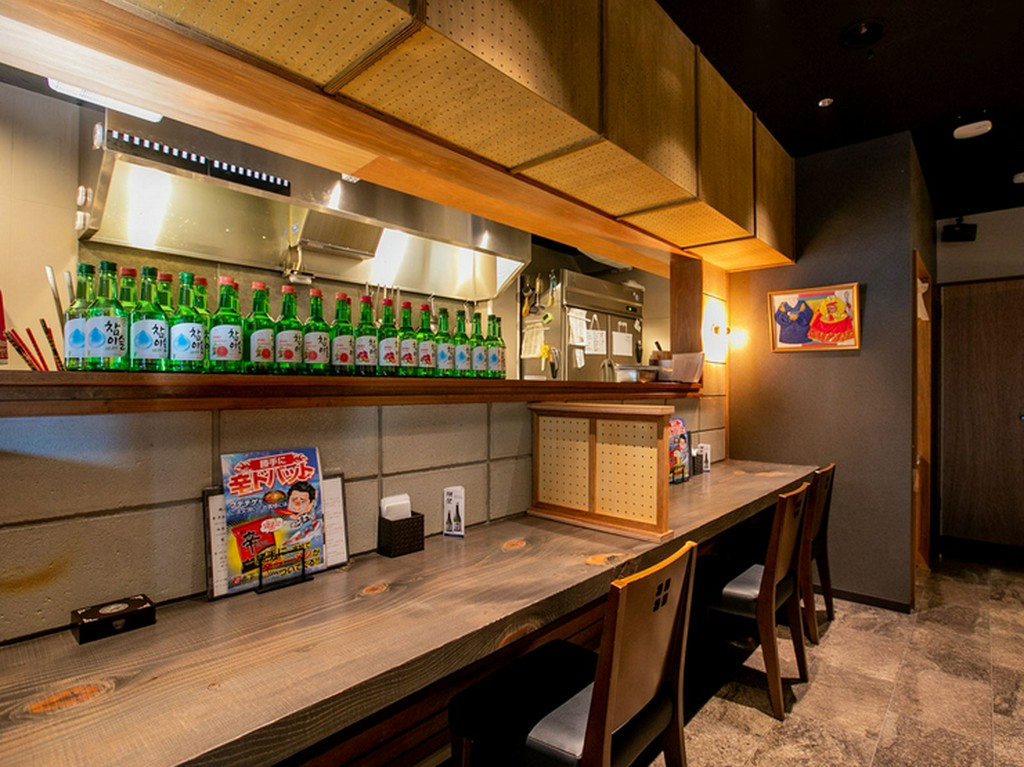 一人でもゆっくり食事が楽しめるカウンター席